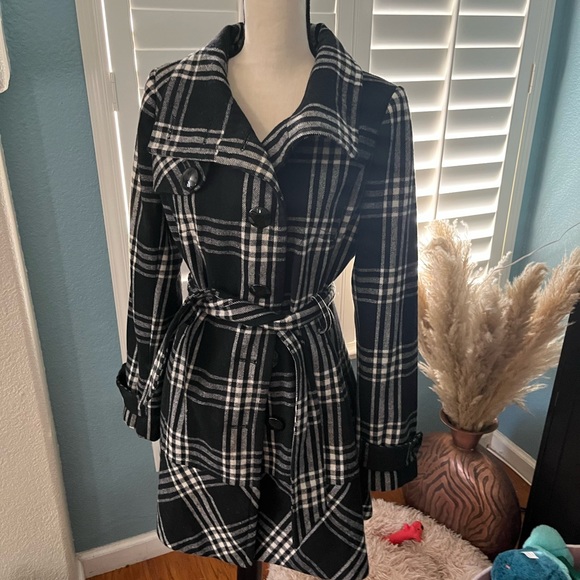 Women’s black and white plaid winter coat size m - Picture 2 of 6